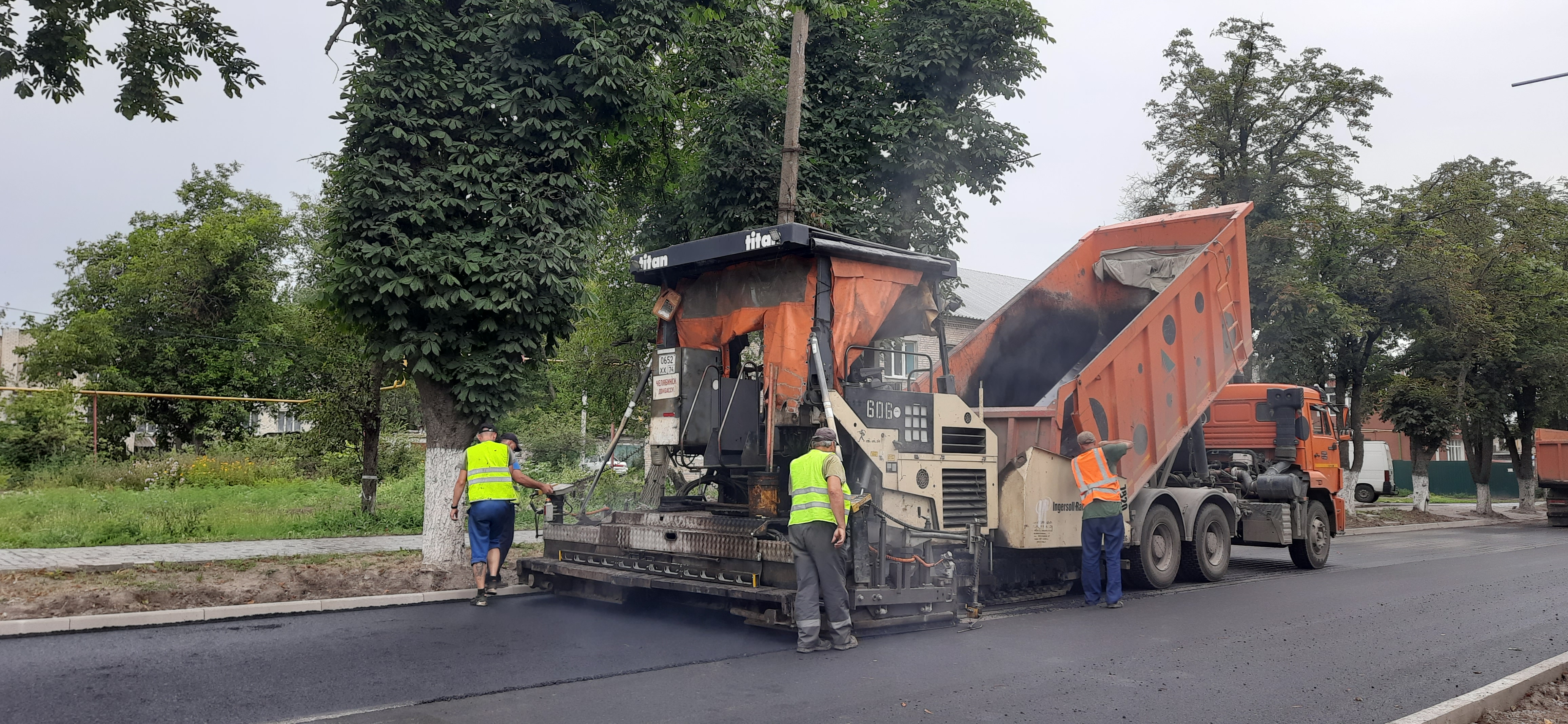 Южноуральские дорожники продолжают ремонт на улицах ДНР.