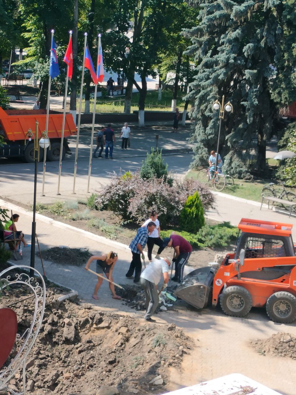 В Волновахе устраняют последствия обстрела городской администрации.
