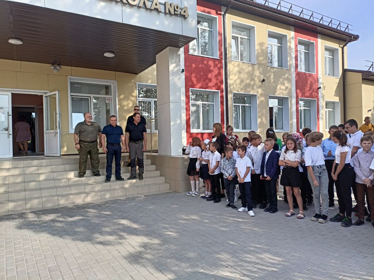 В школах Волновахского района прошли праздничные линейки.