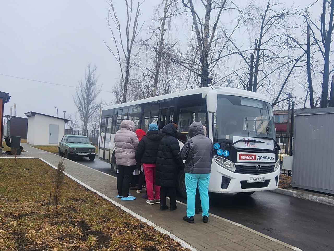 Еще одна удобная форма голосования, которой активно пользуются избиратели Волновахского муниципального округа - мобильный избирательный участок.