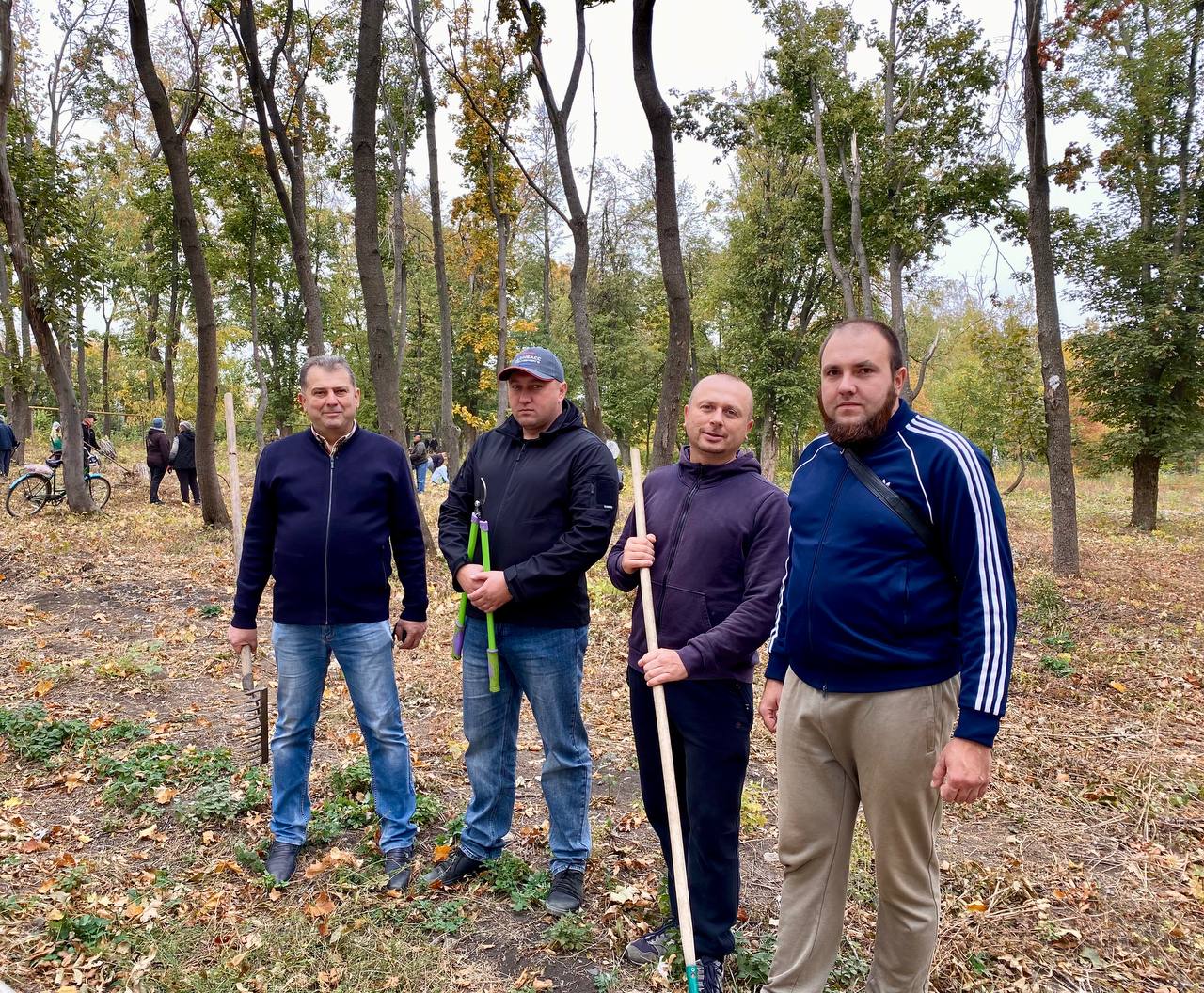 Депутаты Волновахского муниципального совета приняли участие в субботнике.