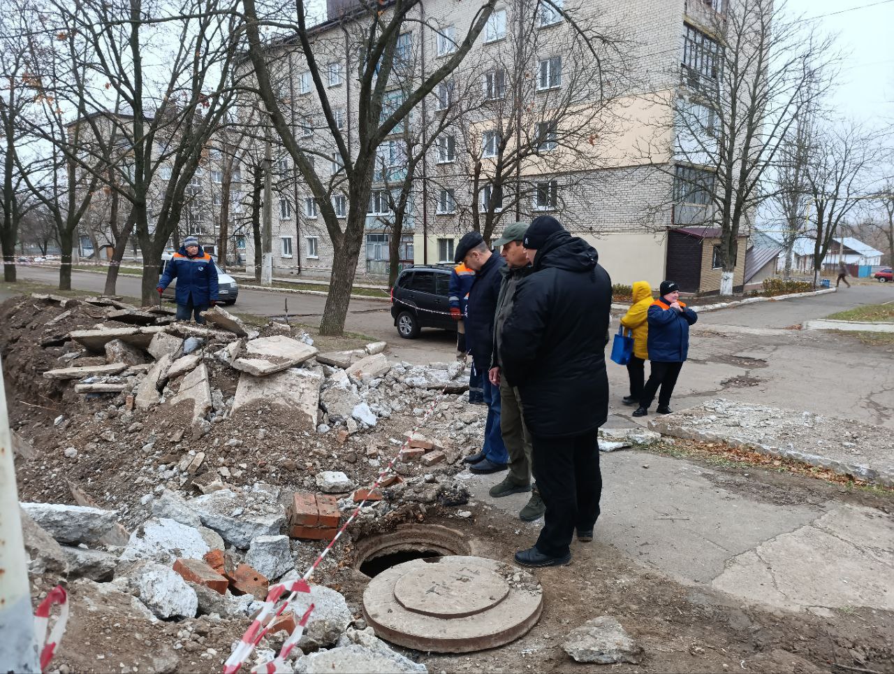 Председатель Волновахского муниципального совета Таймураз Арсоев совместно с главой муниципального образования Волновахский МО Константином Зинченко выехал в пгт. Донское для решения проблемы с теплоснабжением.