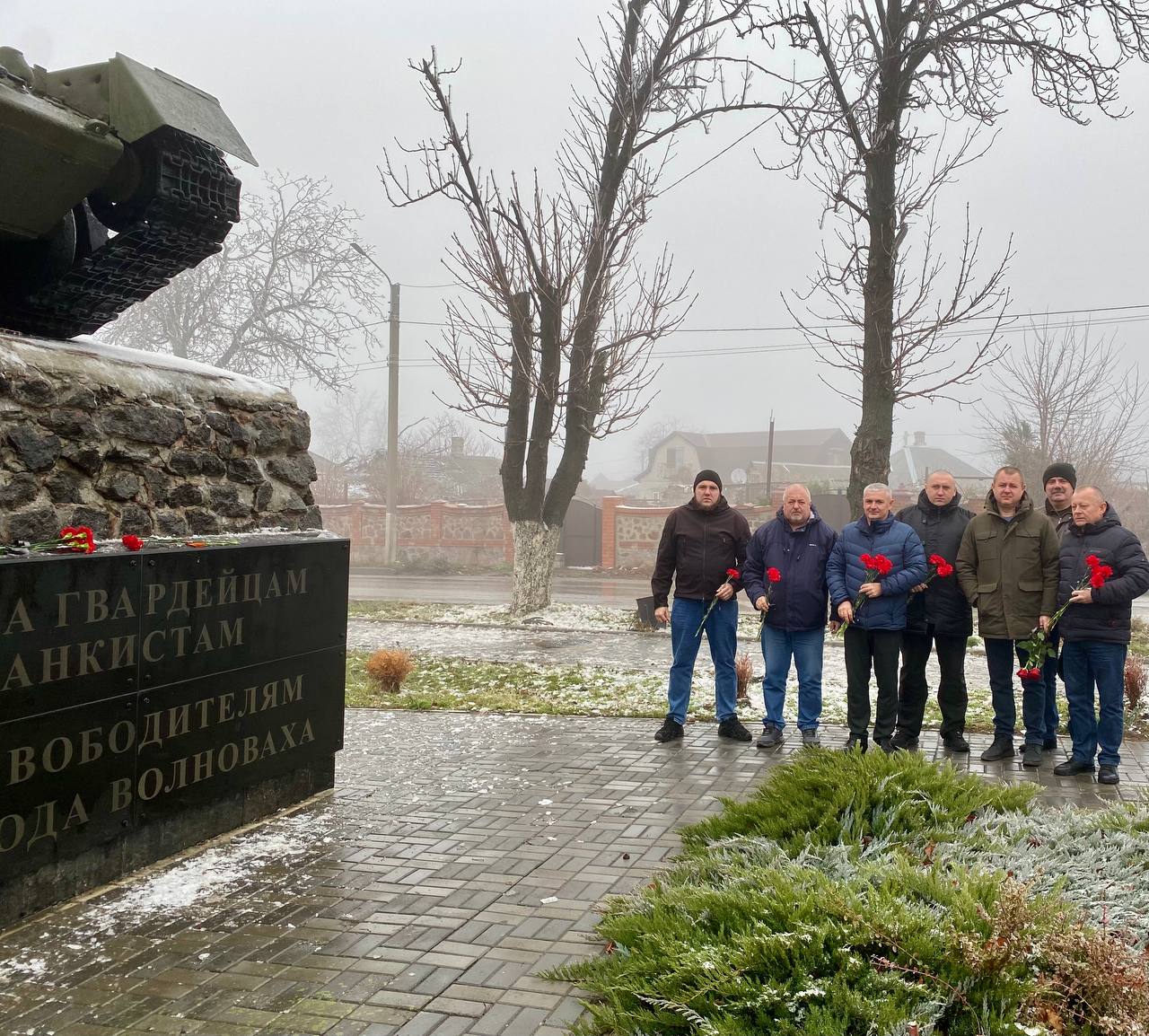 Волновахский муниципальный совет Донецкой Народной Республики в лице Врио председателя, депутатов и сотрудников Аппарата возложили цветы к памятнику гвардейцам-танкистам, освободителям города Волноваха.