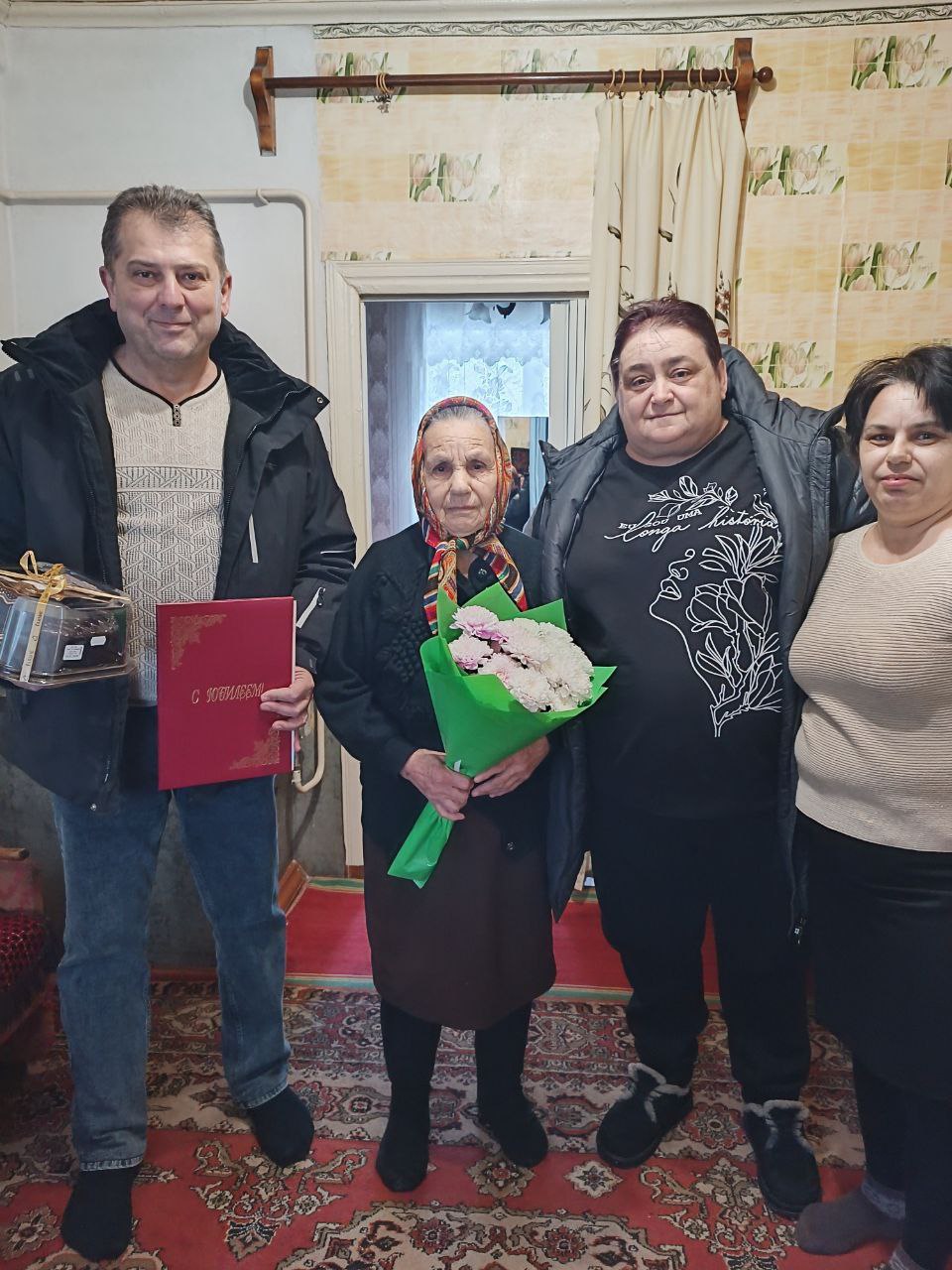 Председатель Волновахского муниципального совета Таймураз Арсоев поздравил жительницу села Бугас с Днем рождения.