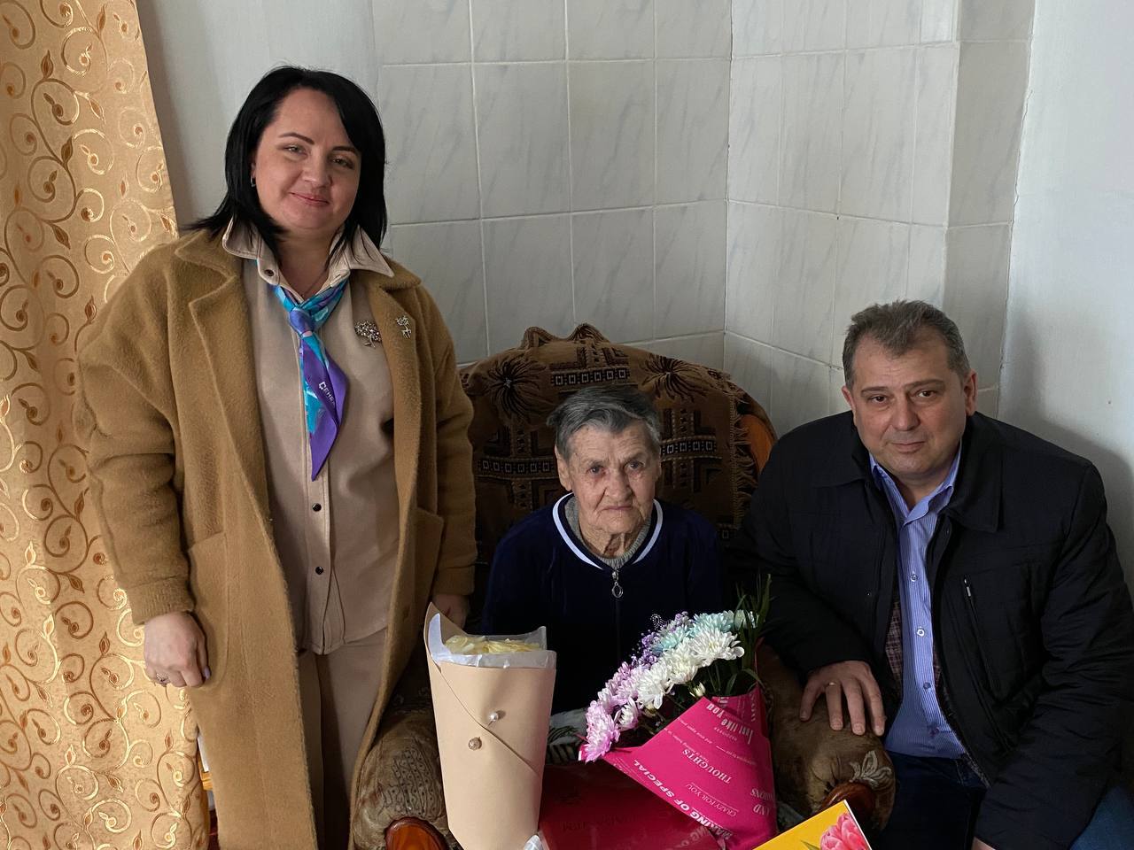 Председатель Волновахского муниципального совета Таймураз Арсоев поздравил жительницу Благодатного с юбилеем.