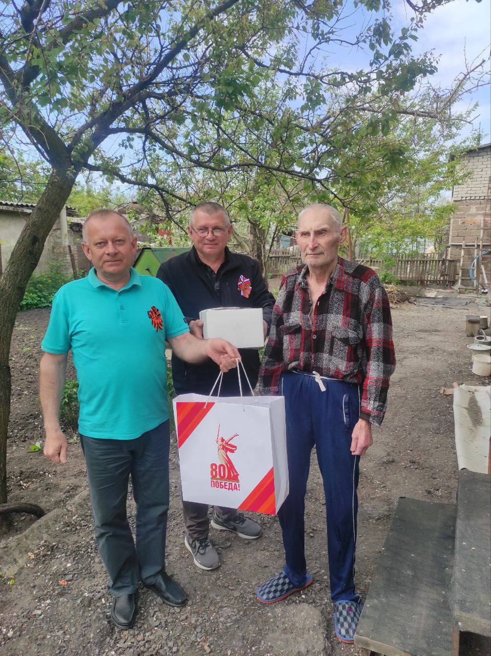 В честь 80-летия Победы в Великой Отечественной войне депутаты Волновахского муниципального совета навестили старшее поколение.