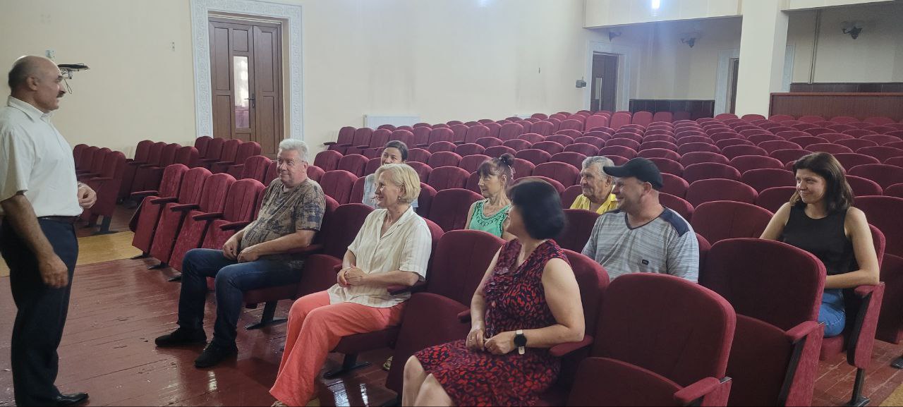 Провел встречу с трудовым коллективом МБУ &quot;Златоустовский центр народного творчества&quot;.