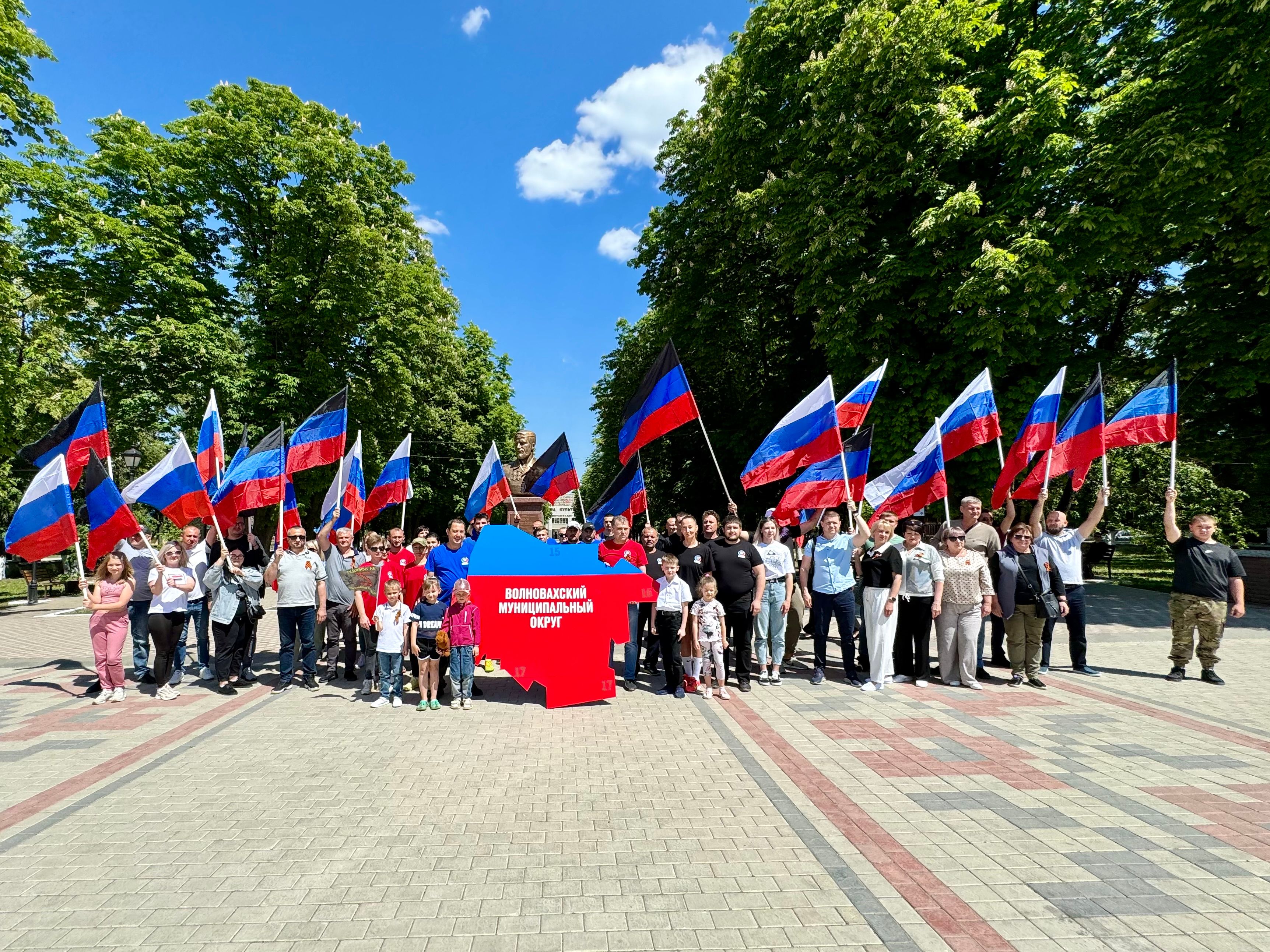 Волновахский муниципальный округ единой и дружной командой принял участие в  автопробеге и легкоатлетическом забеге в честь провозглашения Донецкой Народной Республики.