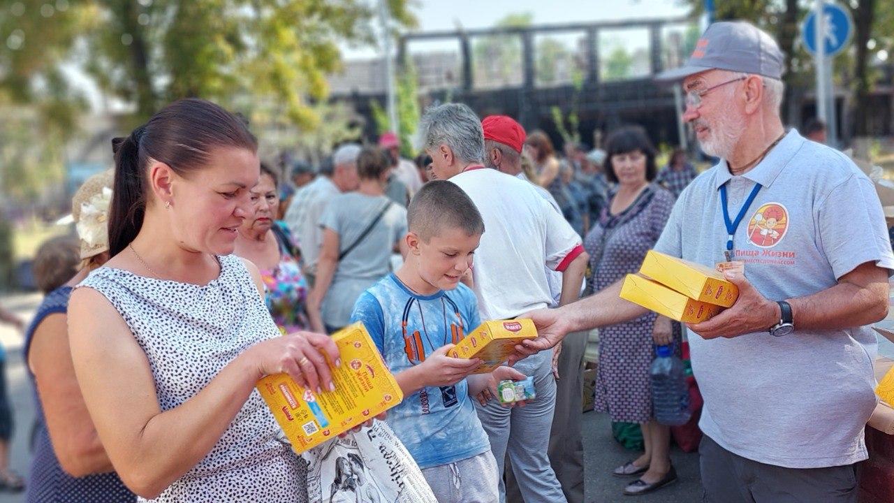 Волонтеры некоммерческой организации «Пищи Жизни» больше года помогают нуждающимся на Донбассе.