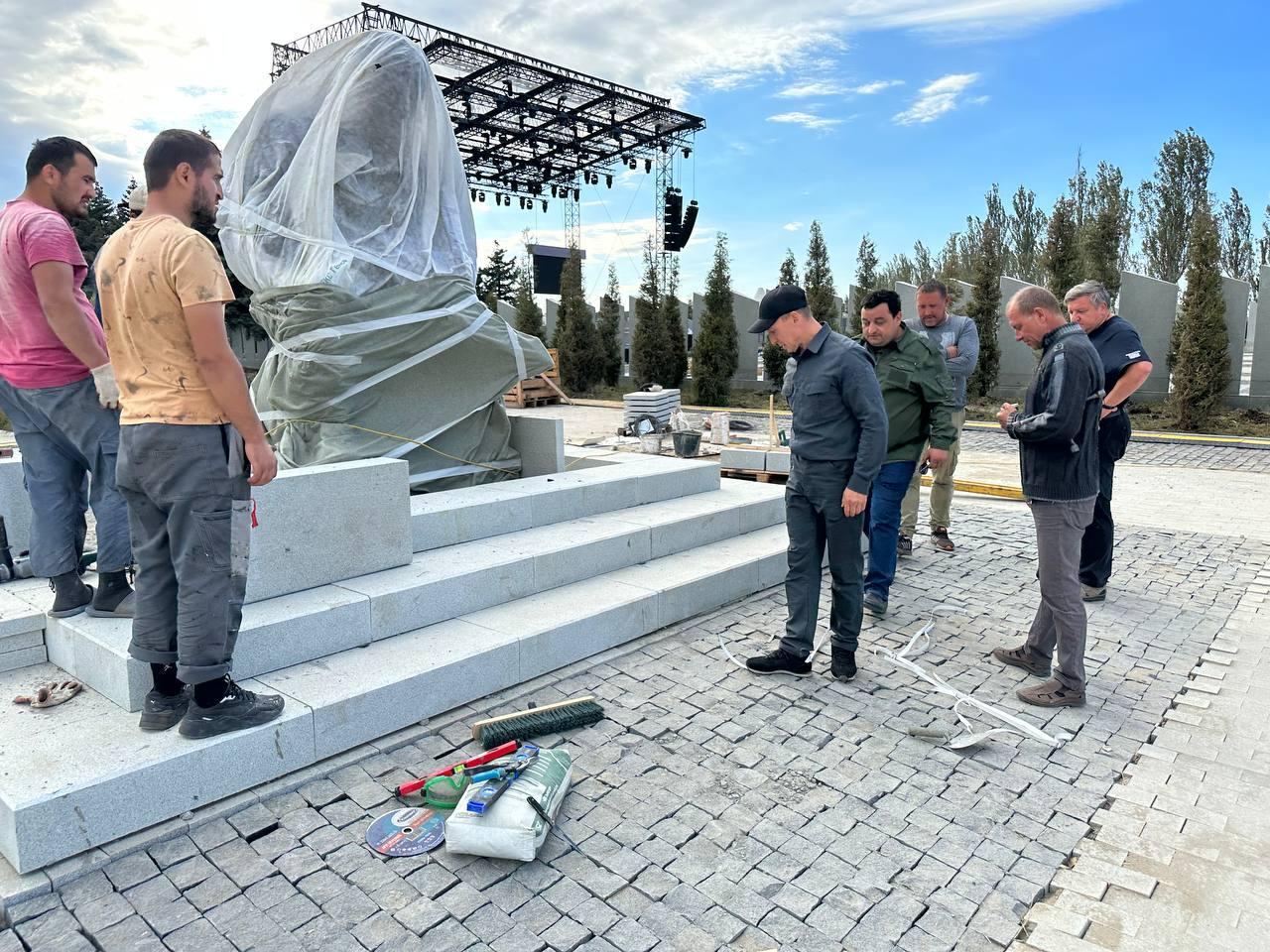 Николай Циганов проинспектировал мемориальный комплекс «Саур-Могила».