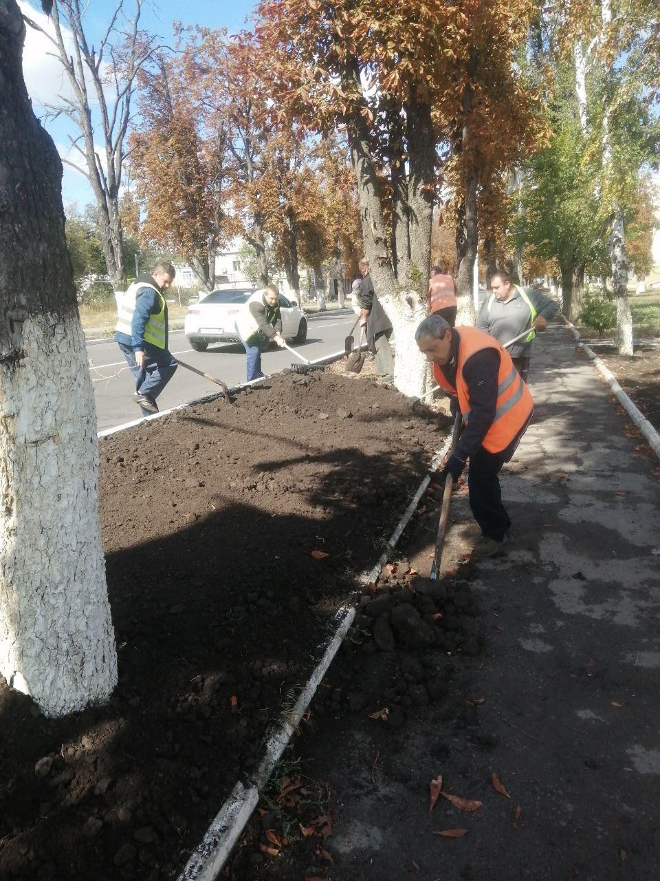 Челябинцы ремонтируют главную улицу Волновахи.