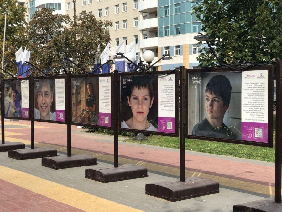 В центре Орла открылась фотовыставка с историями маленьких героев Донбасса.