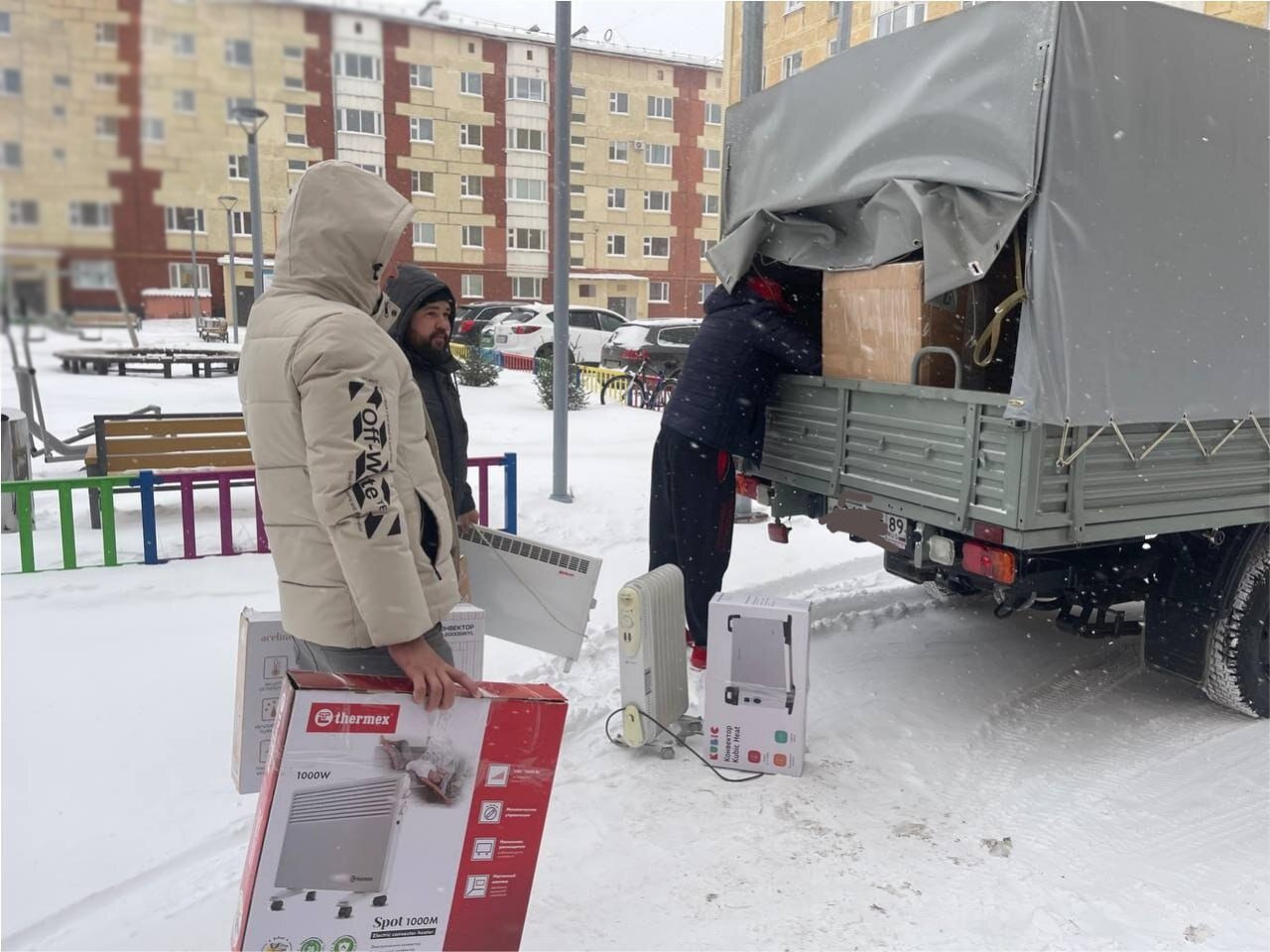 Ямальцы продолжают поддерживать жителей подшефного региона.