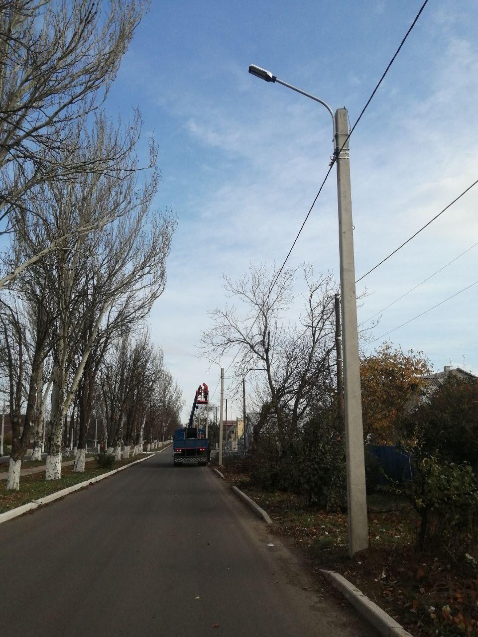 Строители Челябинска завершили этап сетей уличного освещения в Волновахе.