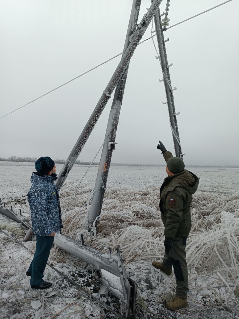 Глава Волновахского муниципального округа совместно с МЧС России проверил ход подготовительных работ для начала демонтажа и монтажа повреждённых опор линии электропередач.