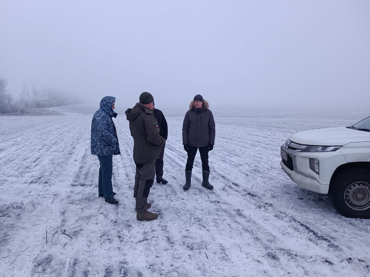 Глава Волновахского муниципального округа месте восстановления опор линий электропередач встретился с руководством РЭС ТЕ «Кировские электрические сети».