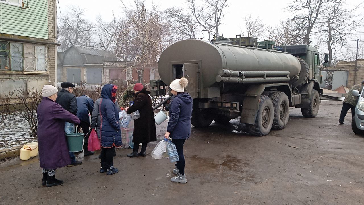 В городе продолжают подвозить питьевую воду населению.