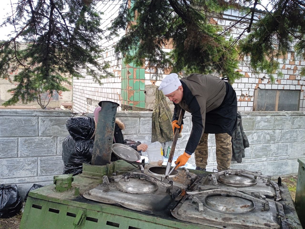 Свою работу в Волновахе продолжают полевые кухни.