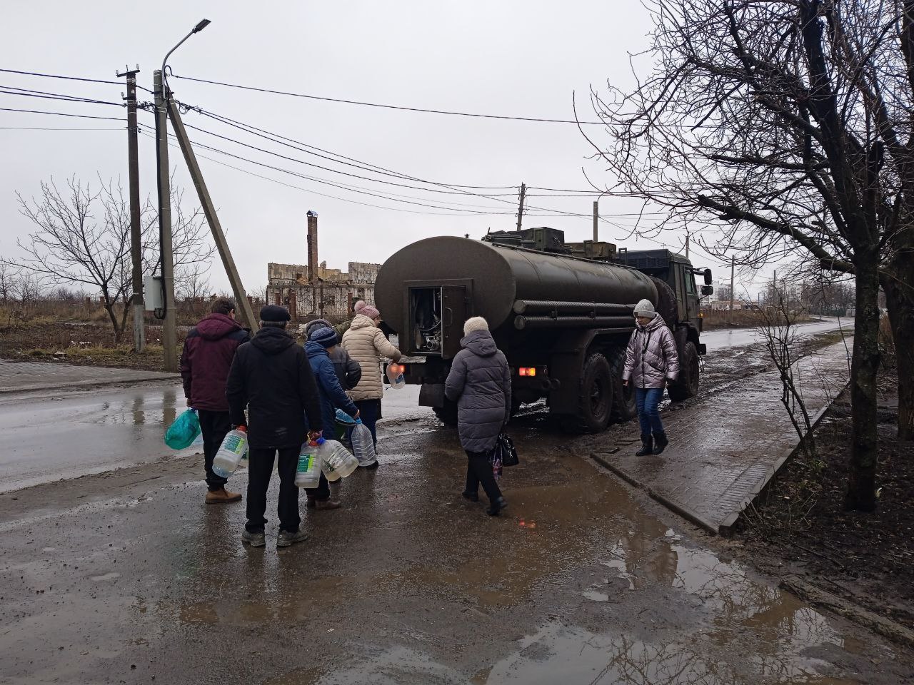 Армейские автоцистерны осуществляют подвоз питьевой воды жителям Волновахского муниципального округа.