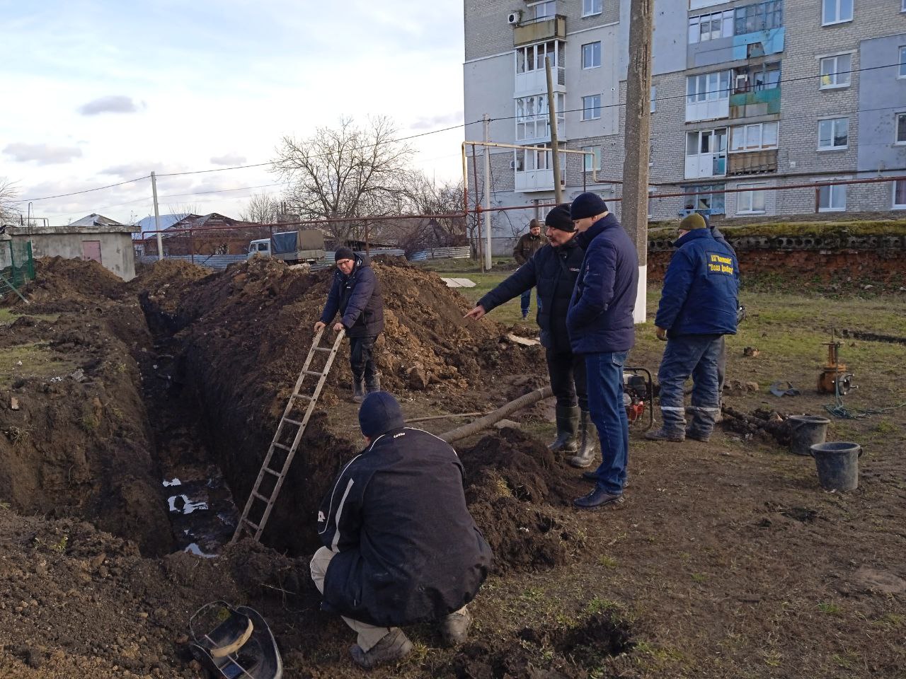 Сотрудники филиала &quot;Волновахское ПУВКХ&quot; ГУП ДНР &quot;ВОДА ДОНБАССА&quot; проводят ремонтные работы в Волновахе.