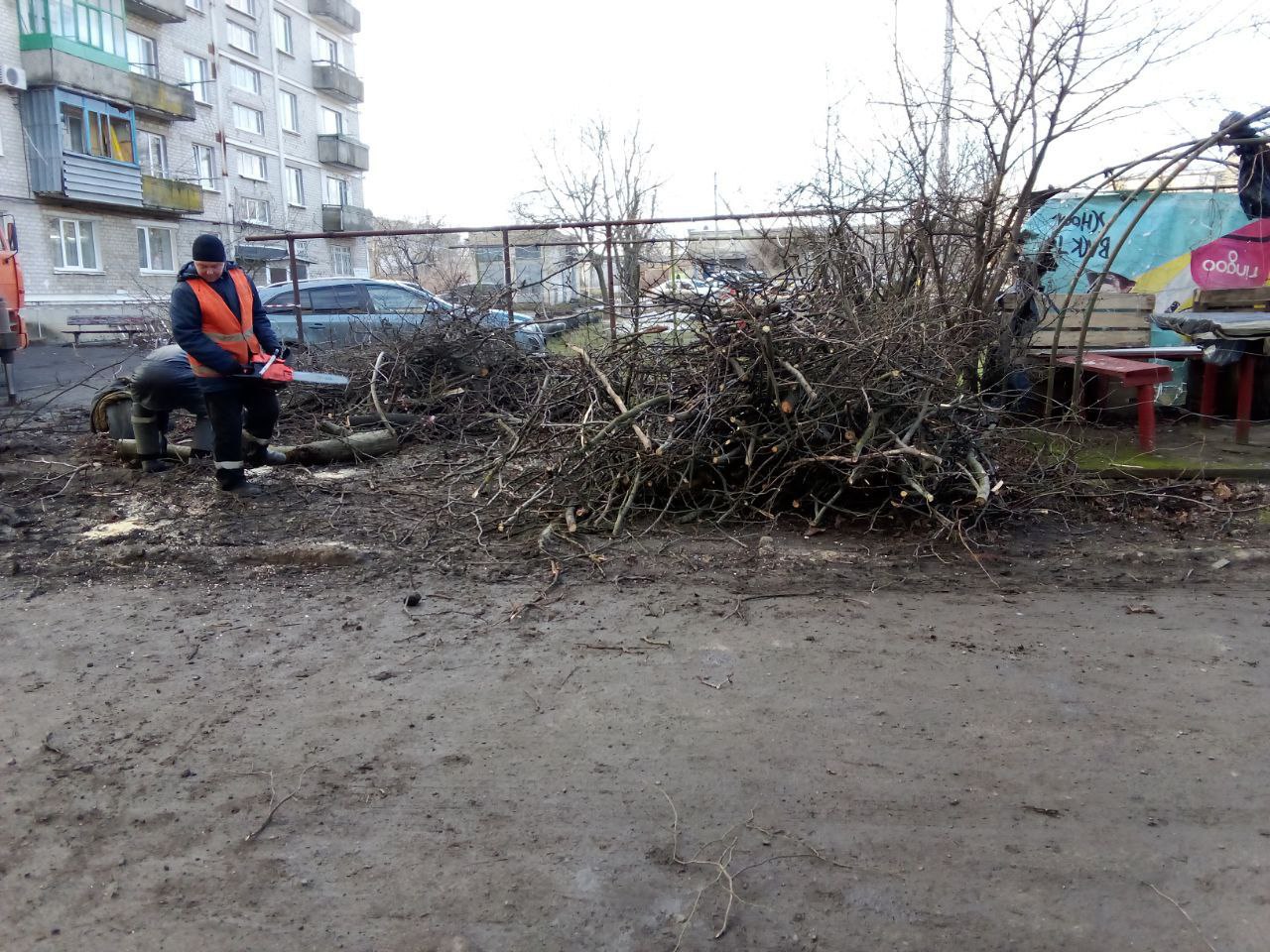 Коммунальщики на страже чистоты и порядке в Волновахе.