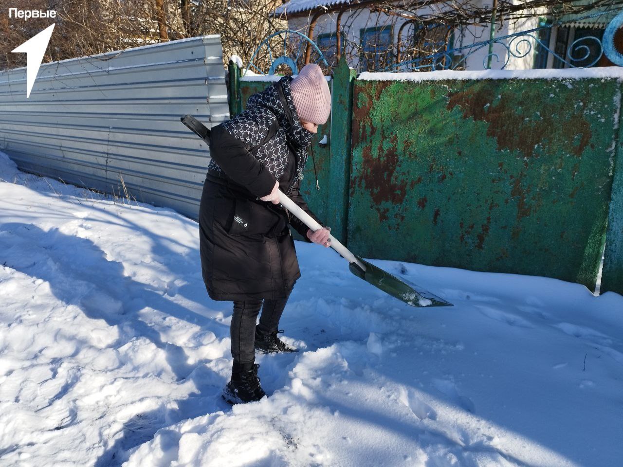 Первые продолжают бороться со снегом.