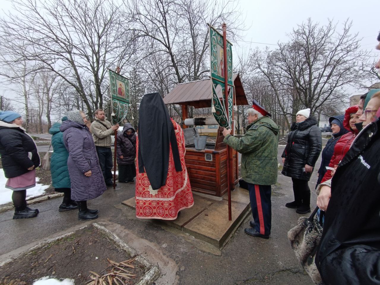 Службой  Иеромонахом Паисием в Храме Святага Архестратега  Михаила и обрядом освящения воды возле колодца в центре села, завершилась череда Рождественских праздников села Калинино.