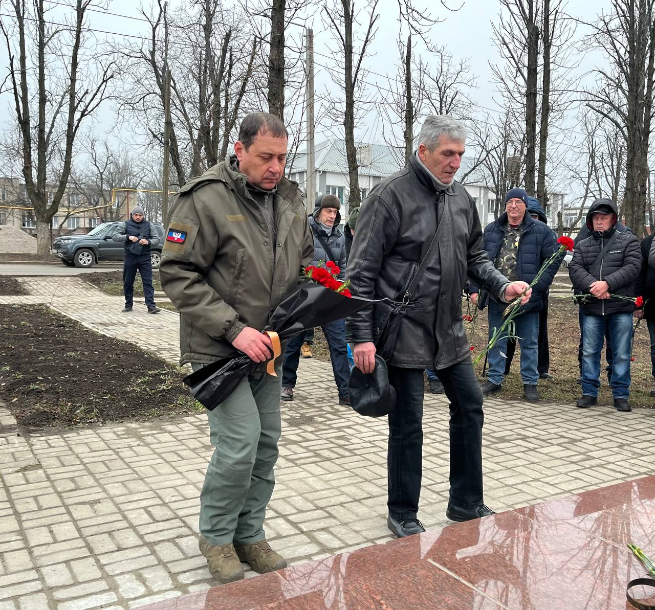 Глава Волновахского муниципального округа принял участие в возложении цветов к памятнику воинам-интернационалистам.