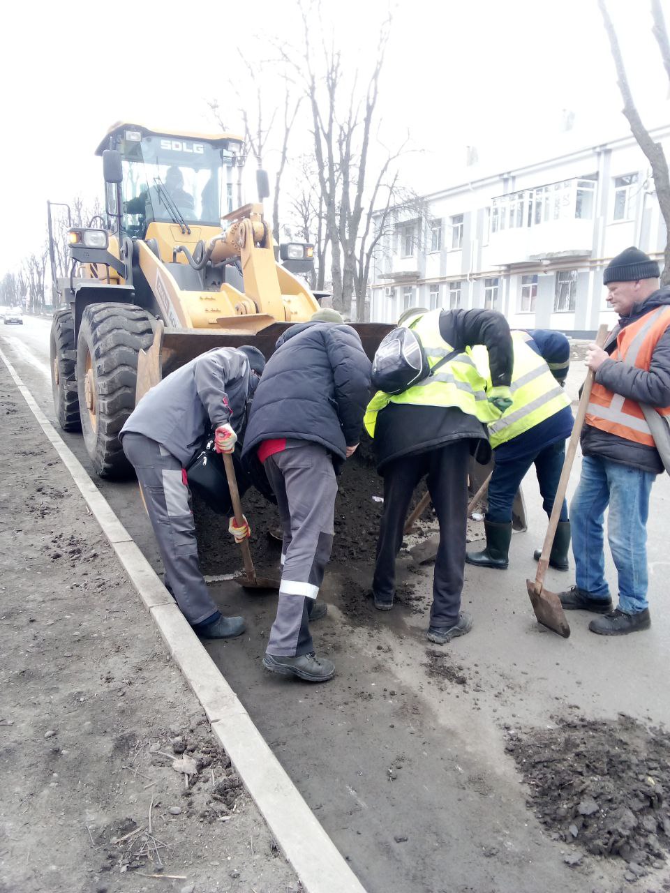 Специалисты МУП «Райкоммунхоз» очищают прибордюрные зоны от пыли и грязи.