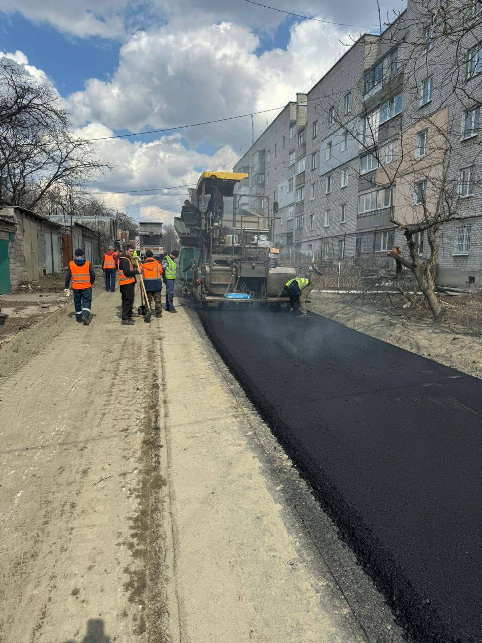 На улицах Волновахи ямальцы укладывают первые тонны асфальта.