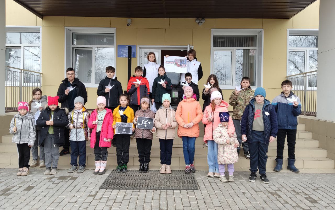 Сегодня неравнодушные жители Волновахского МО, в знак памяти и уважения к тем, кто стал жертвами террористического акта, собственными руками изготовили бумажных журавлей.