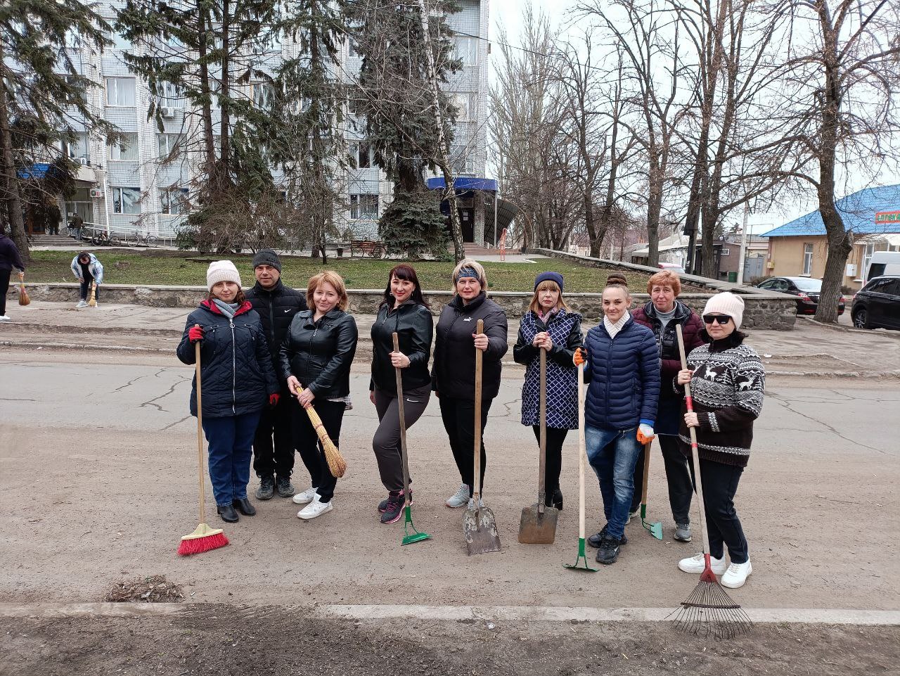 Сотрудники Волновахского РЦЗ провели субботник.