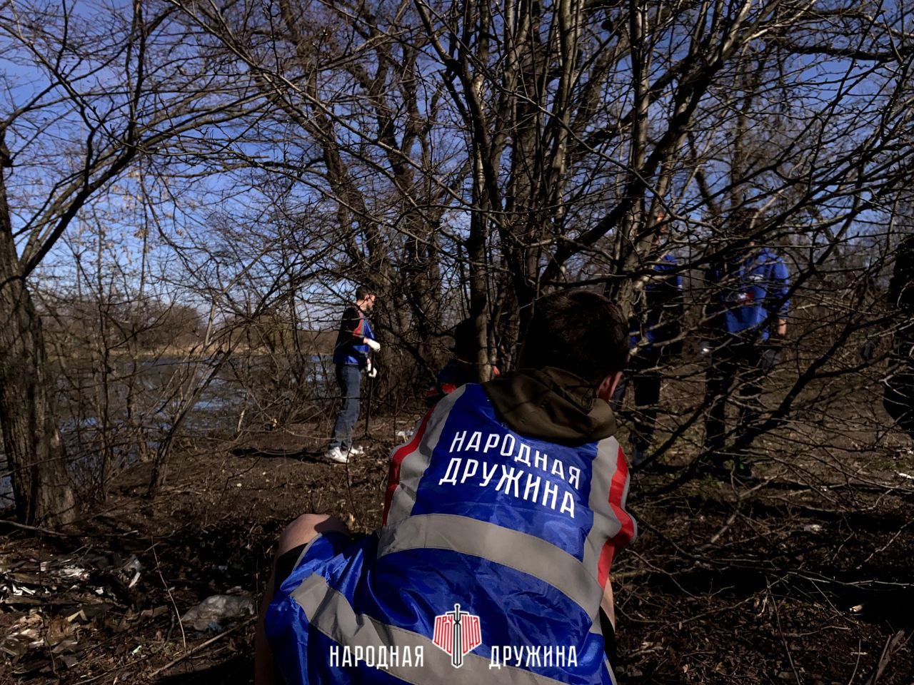 Активисты Волновахского штаба &quot;Народной Дружины&quot; приняли участие в уборке прилегающей территории возле местного водоема.