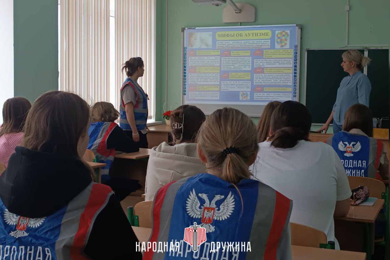 Активисты Волновахского штаба Народной Дружины совместно с отделом молодёжной политики администрации Волновахского муниципального округа, приняли участие в акции «Зажги Синим».