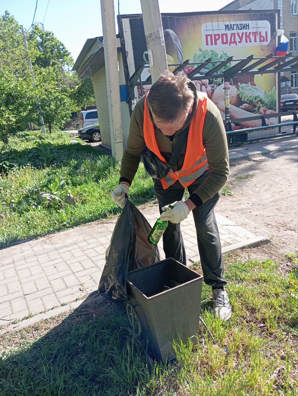 Пока жители Волновахского муниципального округа готовят к праздникам свои дома, коммунальные службы наводят чистоту и порядок в городе.