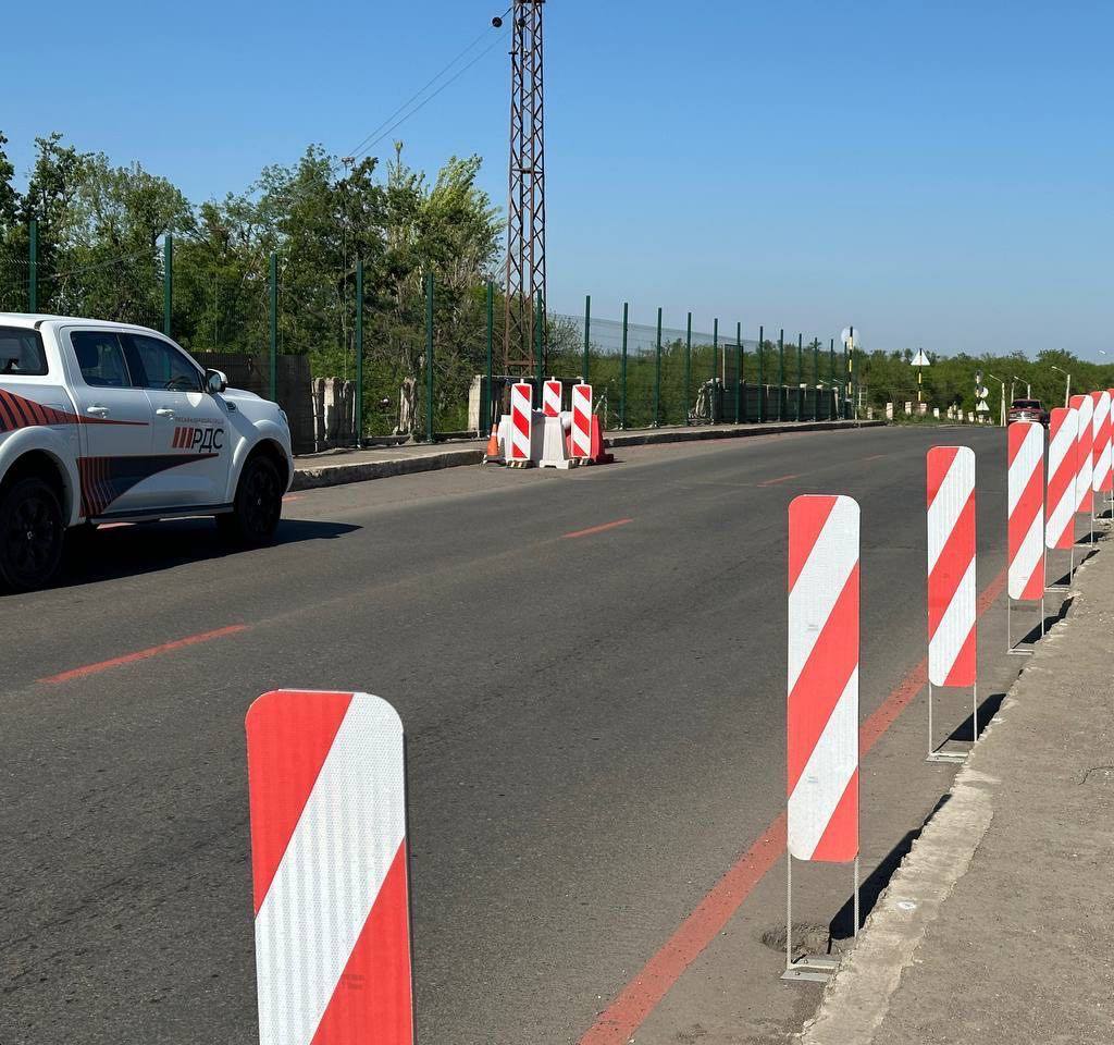 В Волновахе на путепроводе по улице Матросова организовано безопасное движение автомобилей и пешеходов.