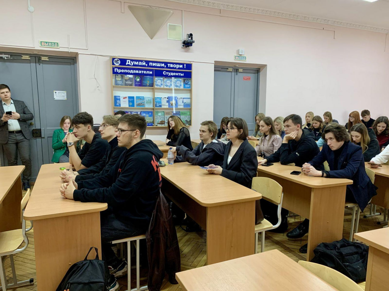 Представитель Челябинской области в Волновахе рассказал южноуральской молодежи о восстановлении ДНР.