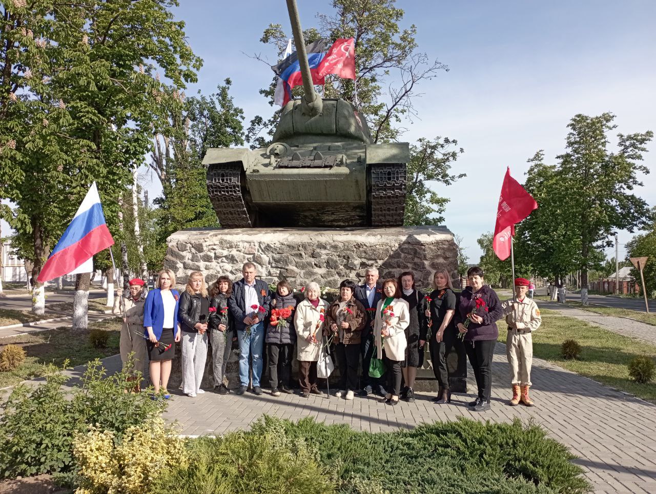 Председатель Волновахского муниципального совета Таймураз Арсоев и депутаты I созыва почтили память погибших в Великой Отечественной войне.