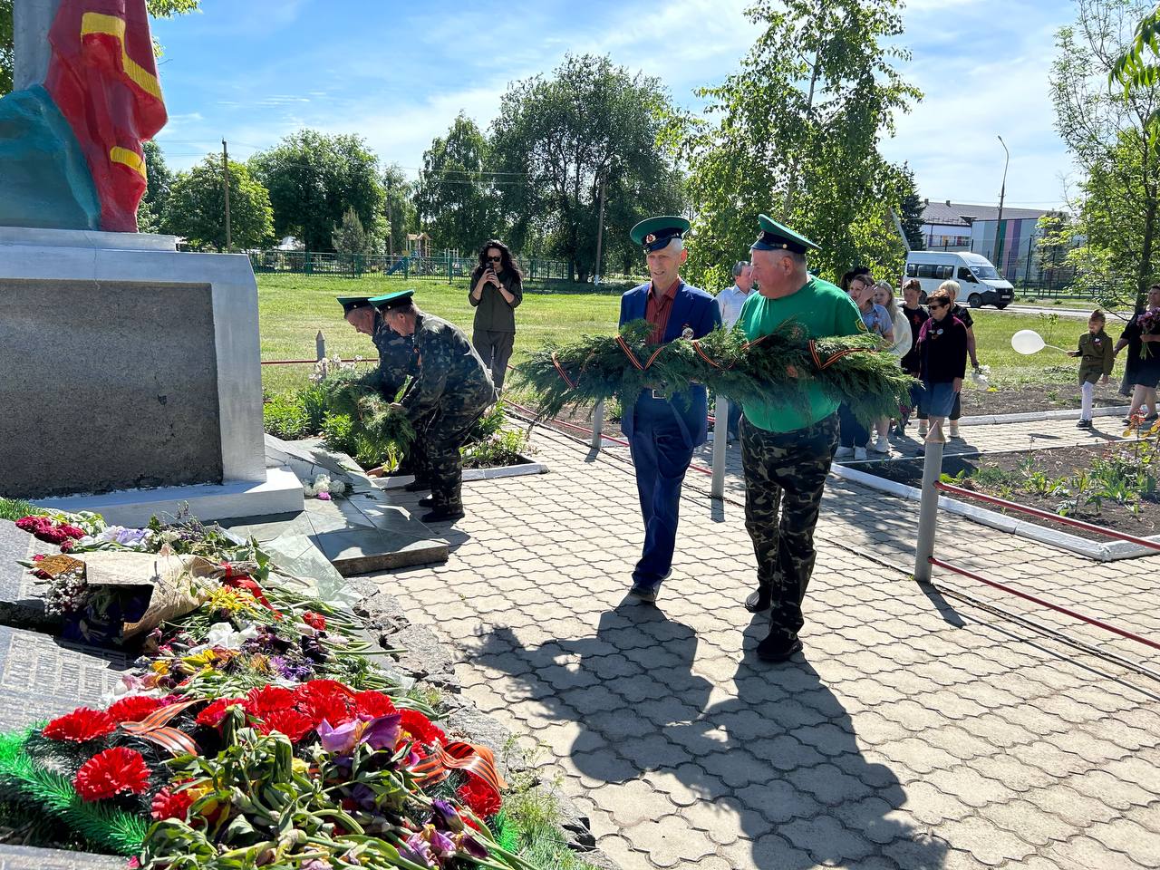 МБУ «Вольненский СДК» совместно с Вольненской сельской администрацией и Вольненской библиотекой приняли участие в торжественном возложении цветов и гирлянды Славы к Братской могиле советских воинов.