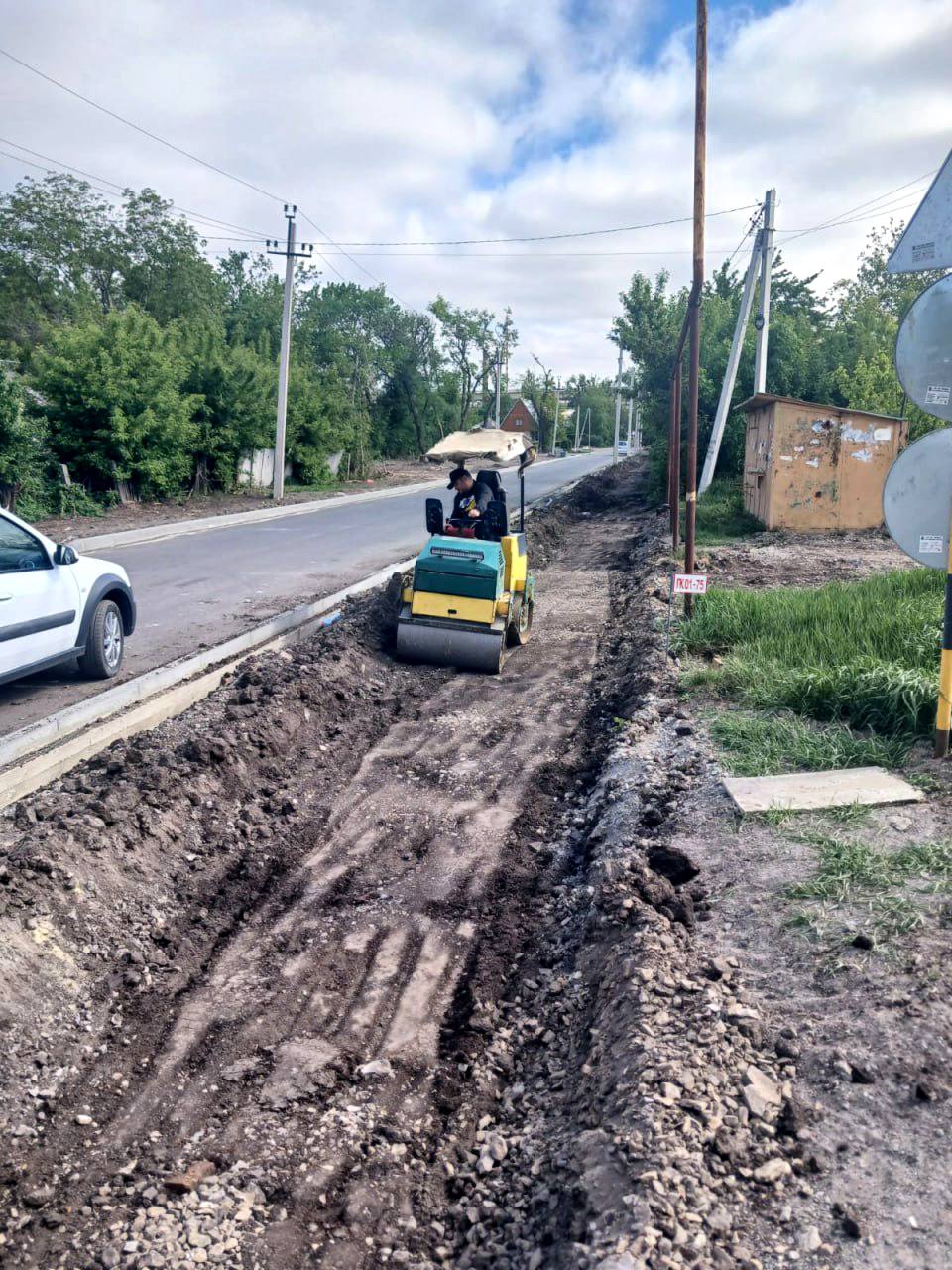 Ямальские дорожники обустраивают тротуары в Волновахе.