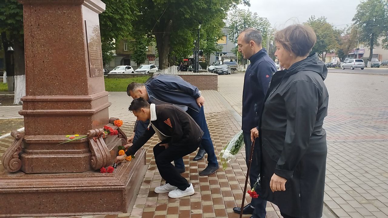 В Волновахе состоялось возложение цветов к памятнику Героя России и ДНР Владимиру Жоге.