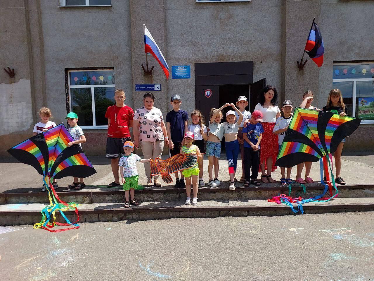 Ямал передал подарки для детей Волновахского округа .