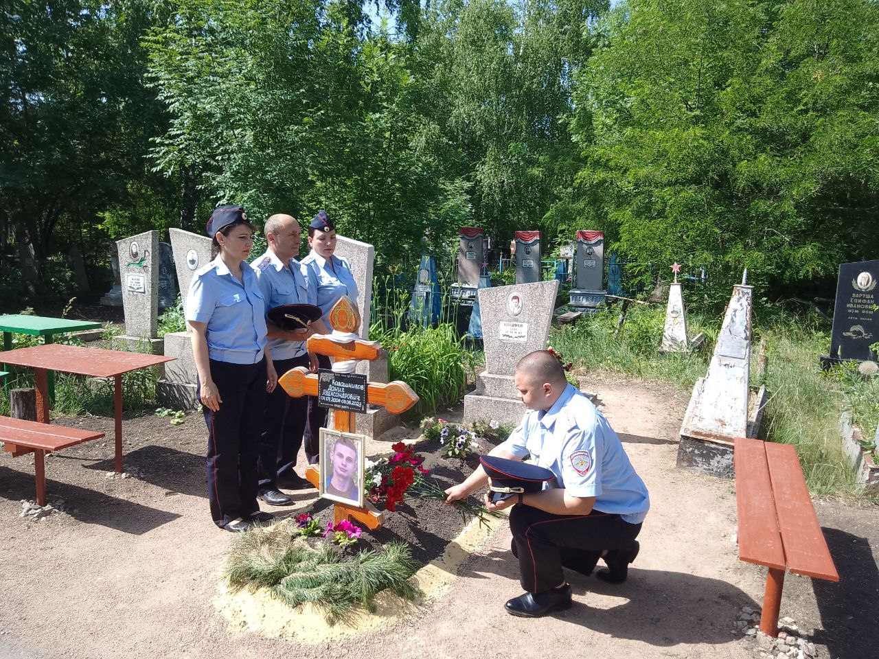 В Волновахе полицейские почтили память сотрудников, погибших при исполнении служебных обязанностей.