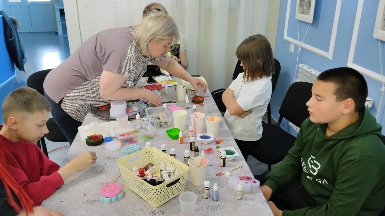 Волновахские школьники побывали на экскурсии в Мыскаменском Доме культуры.