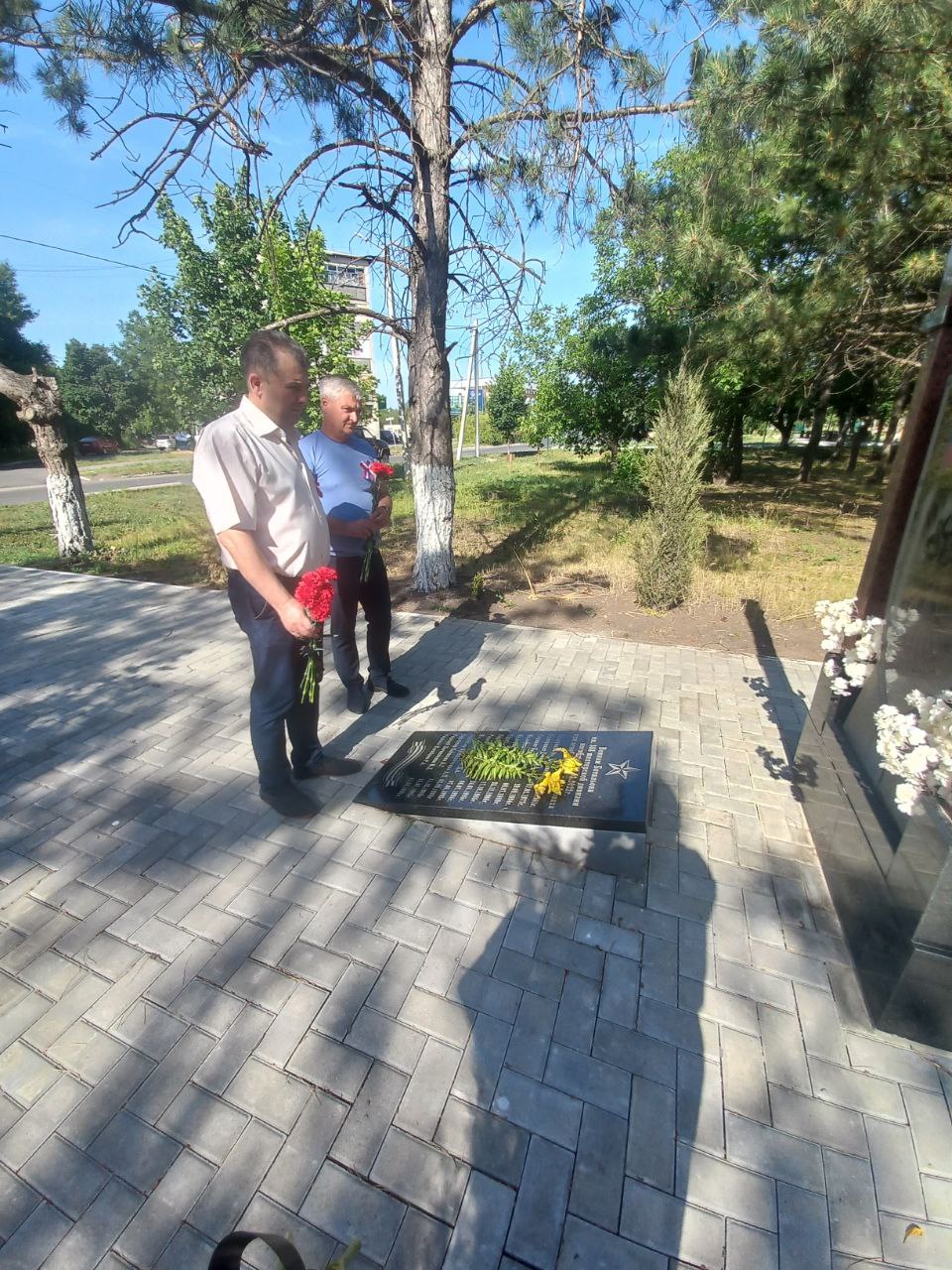 Депутаты Волновахского муниципального округа возложили цветы к памятнику  воинам, погибшим при освобождении Волновахи.