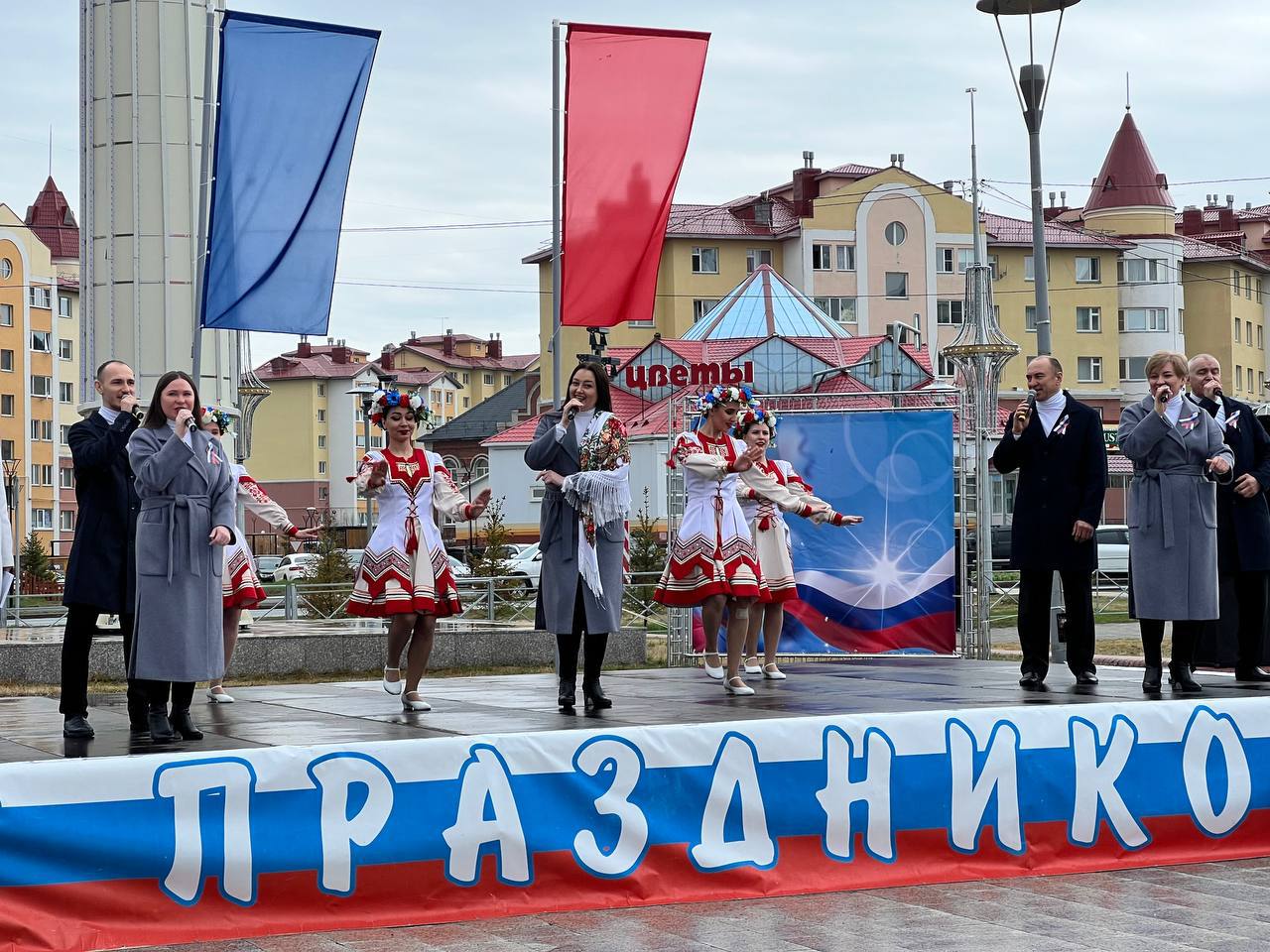 Школьники из Волновахи приняли участие в праздновании Дня России в Салехарде.