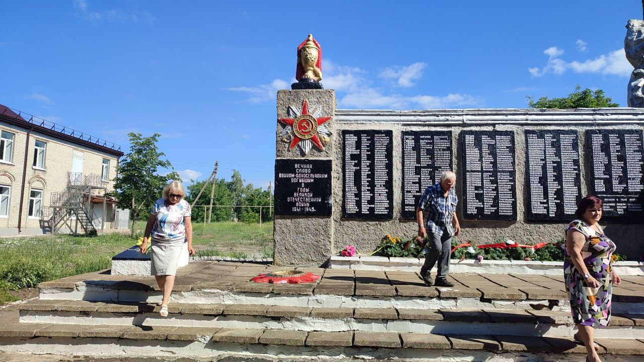 В селе Свободное состоялось возложение цветов к памятнику воинов погибших в годы Великой Отечественной Войны.