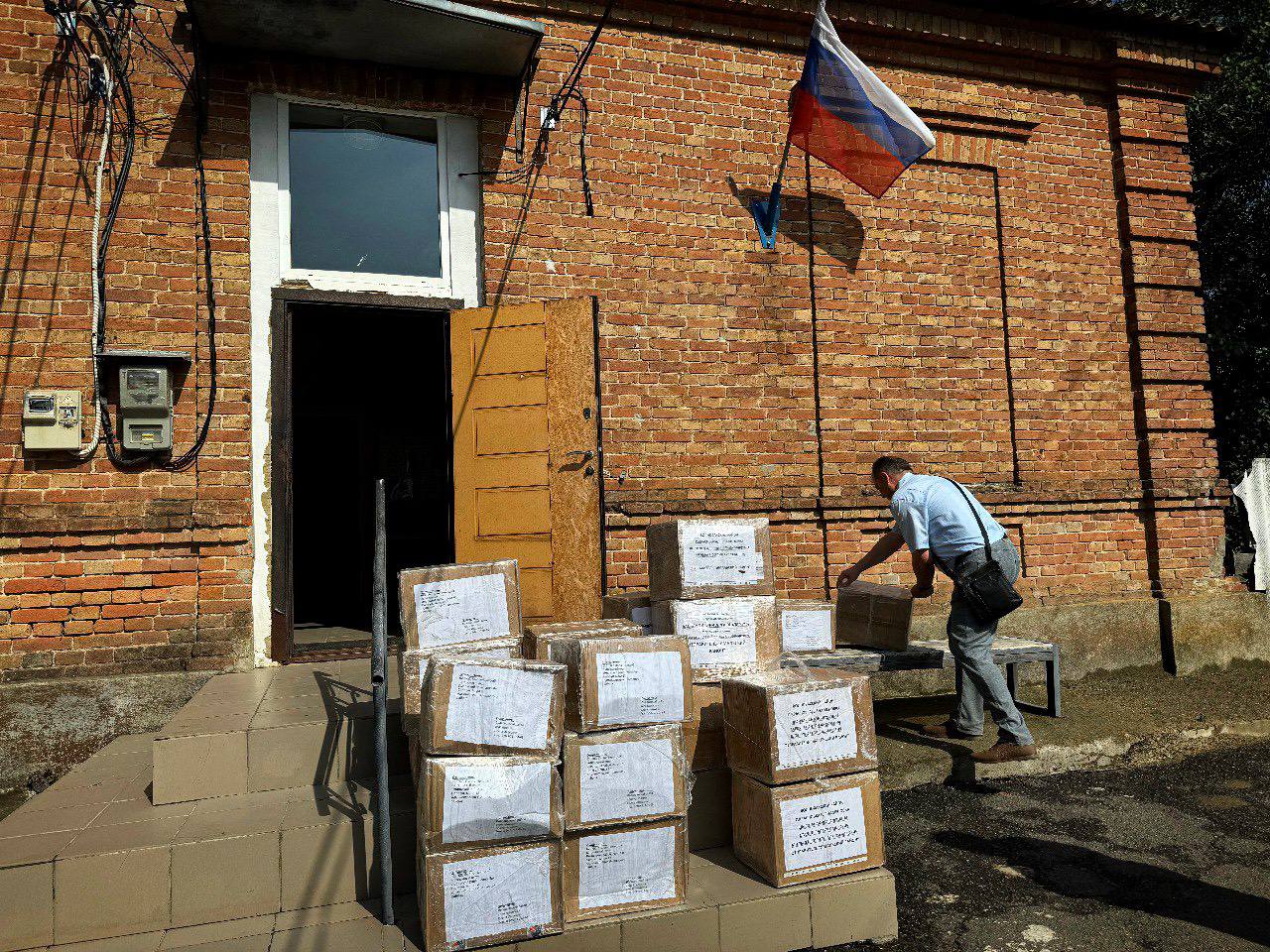 Жители Ямальского района  передали в села Кировское, Красновка и Знаменовка гуманитарную помощь.