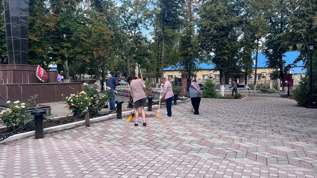 В Волновахском муниципальном округе благоустроили территорию в преддверии Дня строителя.