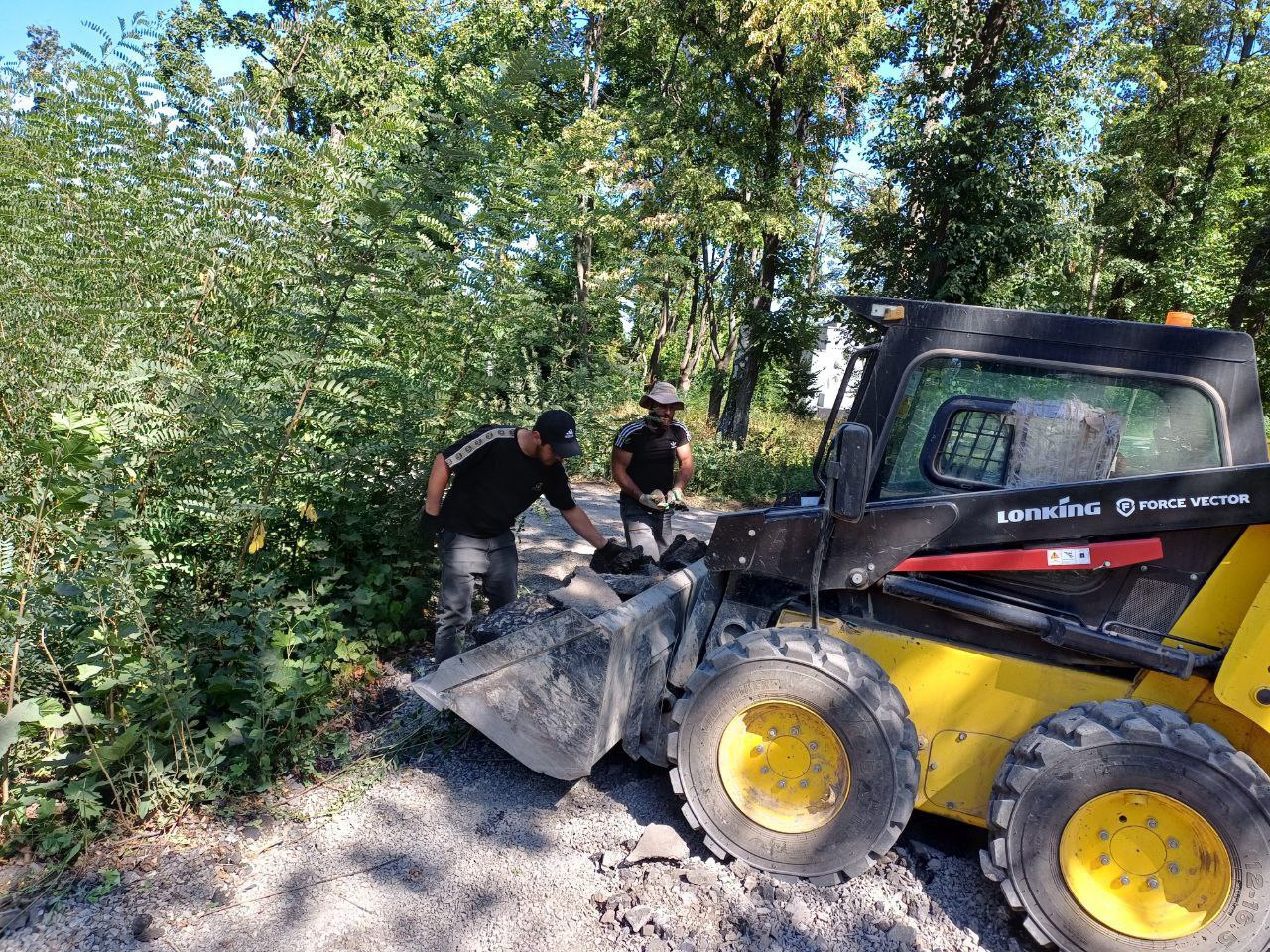 В рамках программы Формирования комфортной городской среды начаты работы в Летнем парке в Волновахе.